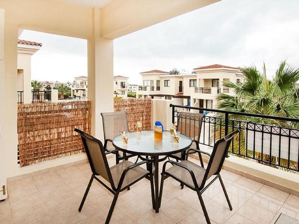Beautiful 2-Bedroom Apartment - Great Location Paphos Exterior foto
