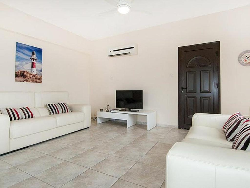 Beautiful 2-Bedroom Apartment - Great Location Paphos Exterior foto