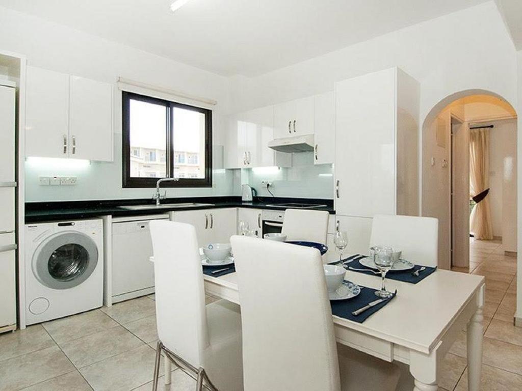 Beautiful 2-Bedroom Apartment - Great Location Paphos Exterior foto